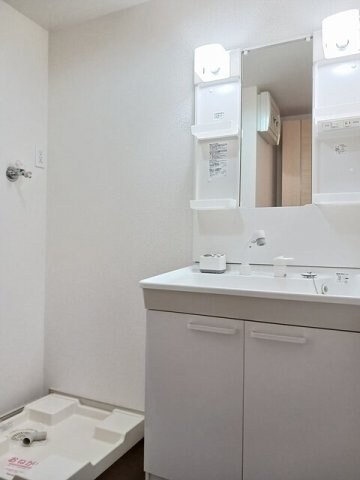 物件内観写真7　(ゆったりとスペースのある洗面所)