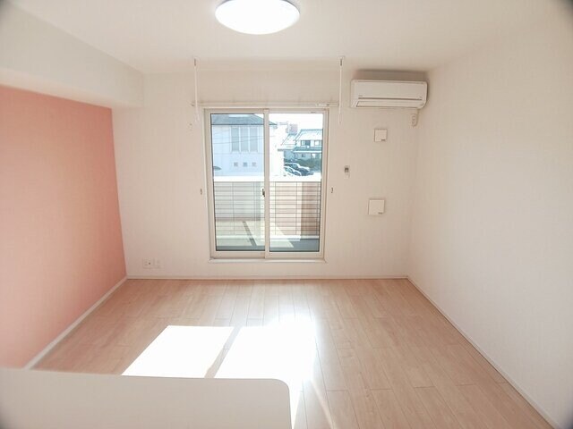 物件内観写真2　(使いやすい居間です)