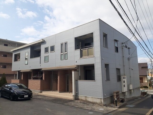 物件外観写真1　(落ち着いた雰囲気の外観です)