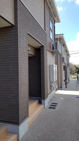 物件外観写真2　(落ち着いたエントランスです)