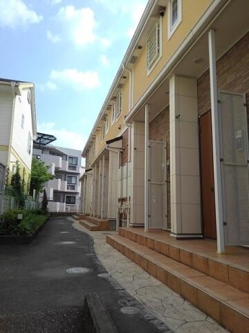 物件外観写真2　(清潔なエントランスです)