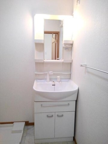 物件内観写真7　(ゆったりとスペースのある洗面所)