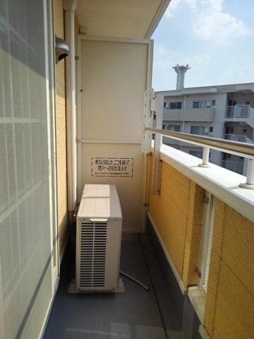 物件内観写真13　(開放的で明るい空間を演出してくれるバルコニーです)