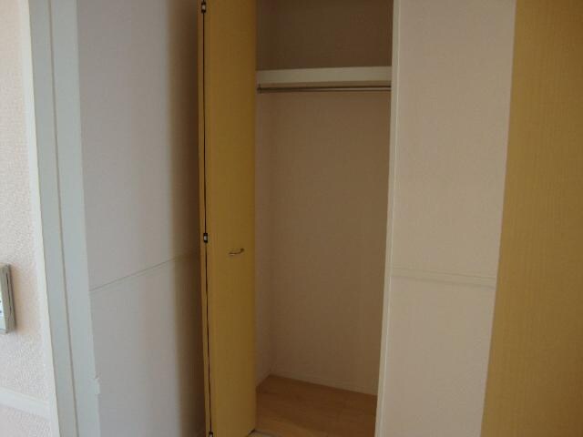 物件内観写真18　(玄関収納)