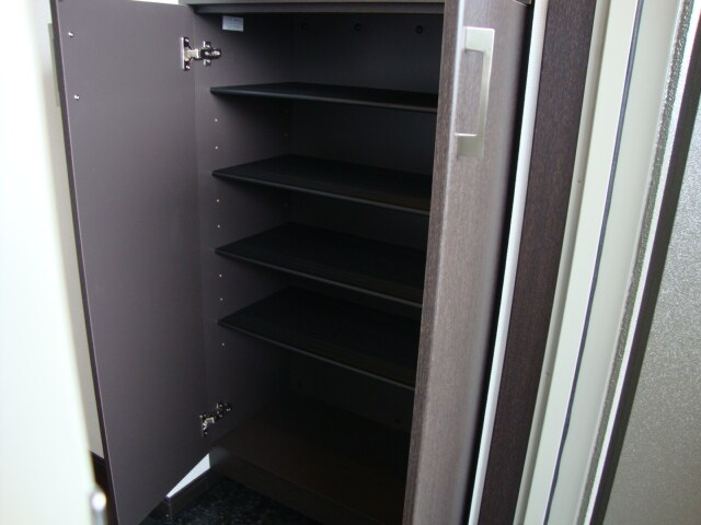 物件内観写真10　(下駄箱（内部）)