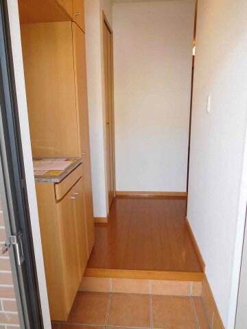 物件内観写真8　(明るい玄関です)