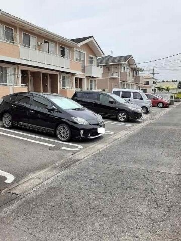 物件外観写真2　(駐車場があるので、車を買う予定の方も安心です)