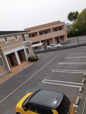 物件外観写真2　(駐車スペースもあります)