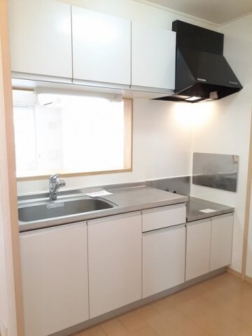 物件内観写真5　(コンパクトなキッチンで掃除もラクラク)