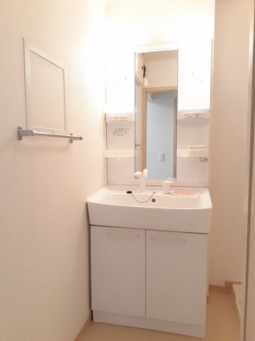 物件内観写真7　(広い洗面スペース)