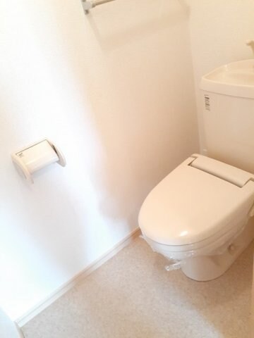 物件内観写真8　(シンプルで使いやすいトイレです)