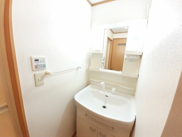 物件内観写真5　(ゆったりとスペースのある洗面所)