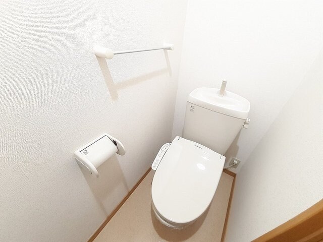 物件内観写真7　(ゆったりとした空間のトイレです)