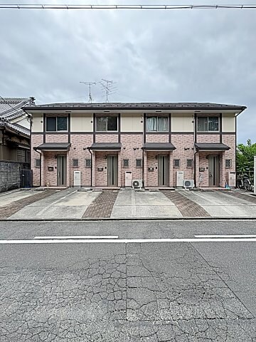 物件外観写真1　(かわいい感じのテラスハウスタイプです♪)