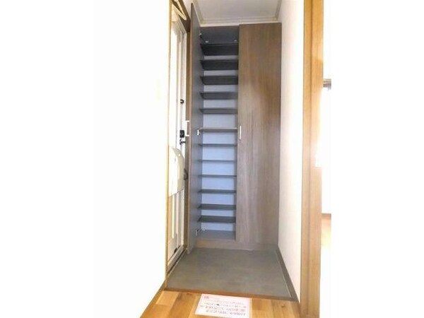 玄関(室内写真は別部屋の写真です。)