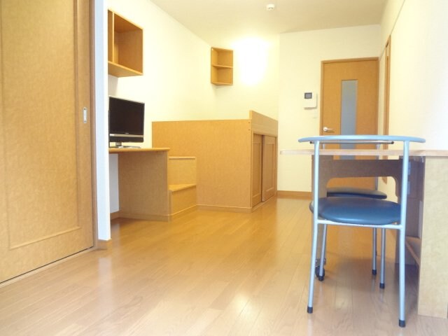 物件内観写真3　(1Fフローリング 2Fカーペット)