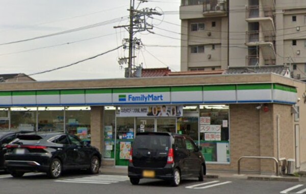 周辺環境(ファミリーマート 名東引山一丁目店 1015m)