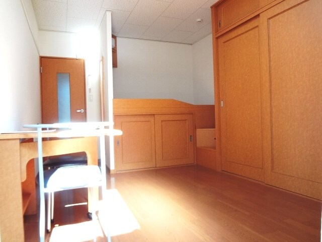 物件内観写真2　(ベッド下にはたっぷりの収納スペース！)