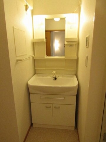 物件内観写真6　(明るい洗面所です)