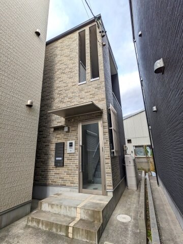 物件外観写真1　(外観は落ち着いています)