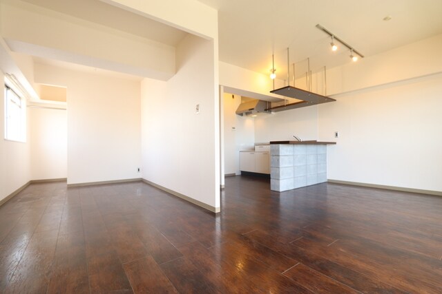 物件内観写真3　(12.8帖のLDK)