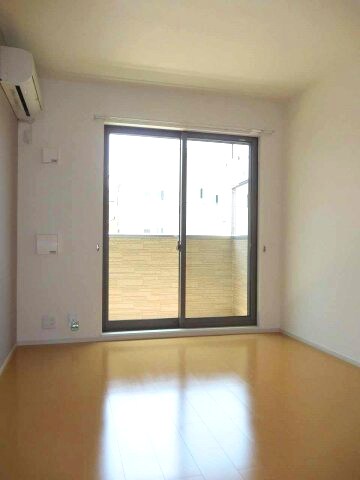 物件内観写真4　(使いやすい居間です)