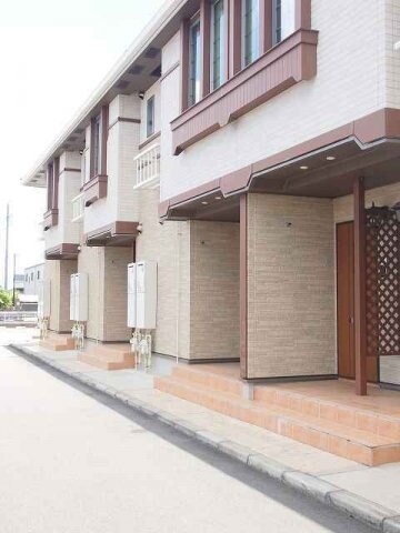 物件外観写真3　(清潔なエントランスです)