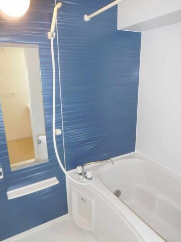 物件内観写真7　(日々の疲れを癒すお風呂付です)