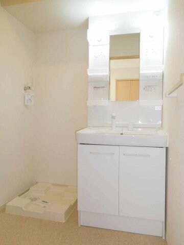 物件内観写真8　(明るい洗面所です)