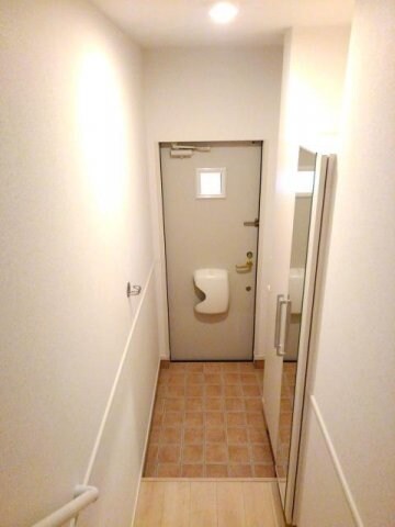 物件内観写真8　(シンプルで使いやすい玄関です)