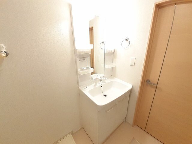 物件内観写真6　(ゆったりとスペースのある洗面所)