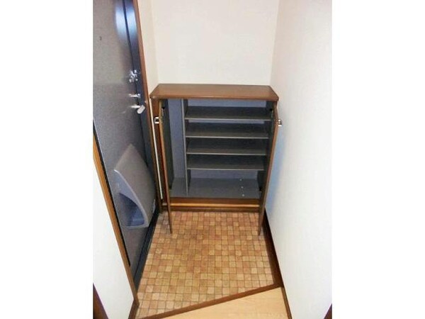 玄関(室内写真は別部屋の写真です。)