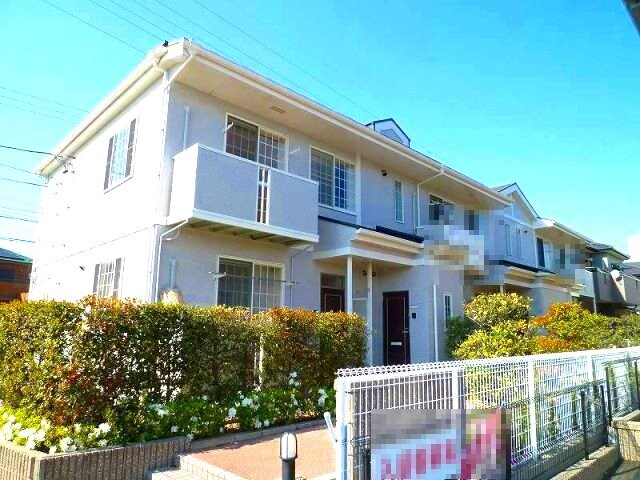 物件外観写真1　(落ち着いた雰囲気の外観です)