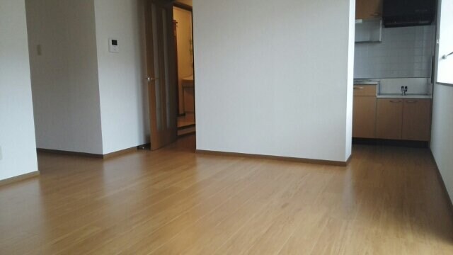 物件内観写真2　(ゆったり過ごせる居間です)