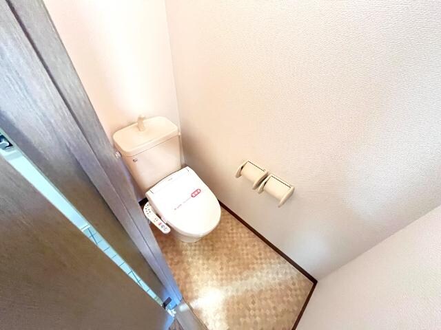 物件内観写真8　(シャワー付トイレ)