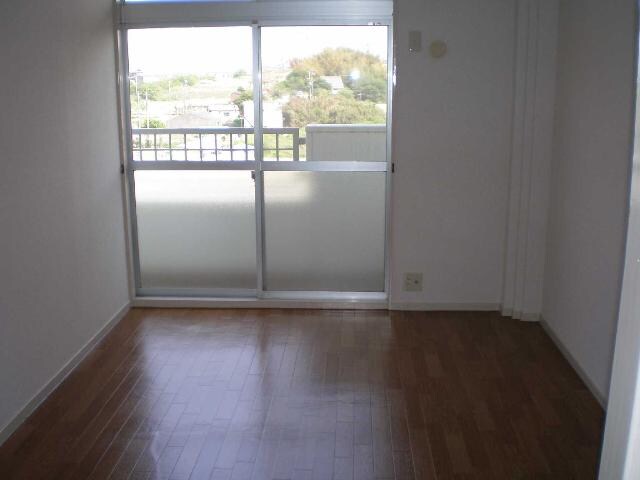 物件内観写真4　(リビング)