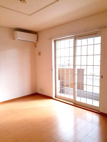 物件内観写真3　(おしゃれな居間です)