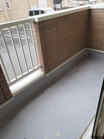 物件内観写真12　(開放的で明るい空間を演出してくれるバルコニーです)