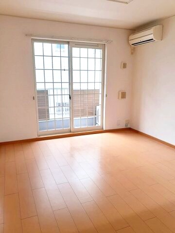 物件内観写真3　(こちらの居間で趣味の時間をお楽しみください)