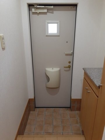物件内観写真4　(シンプルで使いやすい玄関です)