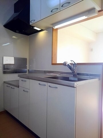 物件内観写真4　(コンパクトなキッチンで掃除もラクラク)