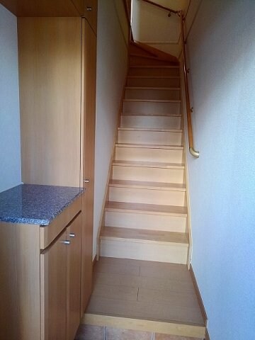 物件内観写真8　(収納もある玄関です)