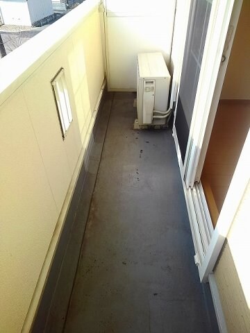 物件内観写真13　(開放的で明るい空間を演出してくれるバルコニーです)