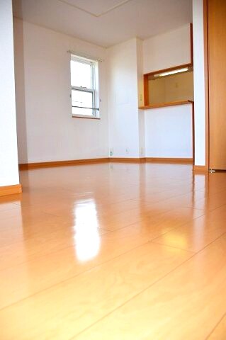 物件内観写真2　(ゆったり過ごせる居間です)