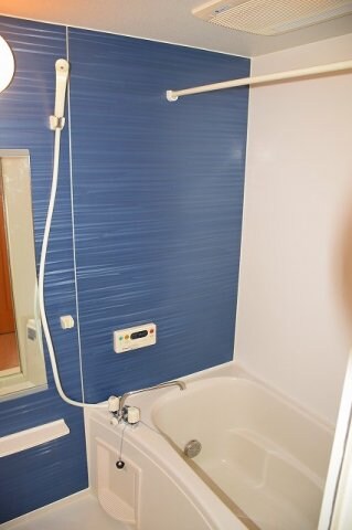 物件内観写真4　(日々の疲れを癒すお風呂付です)