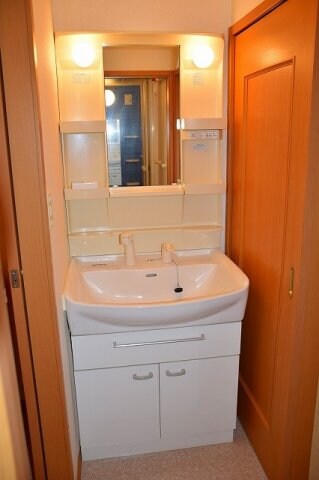 物件内観写真6　(広い洗面スペース)