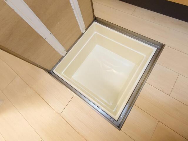 物件内観写真17　(床下収納)