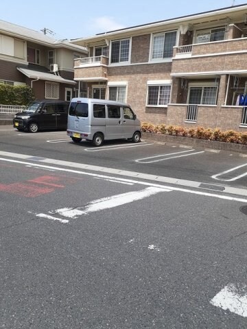 物件外観写真2　(駐車場があるので、車を買う予定の方も安心です)