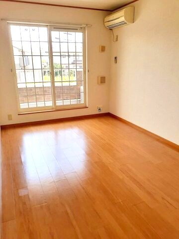 物件内観写真3　(こちらの居間で趣味の時間をお楽しみください)