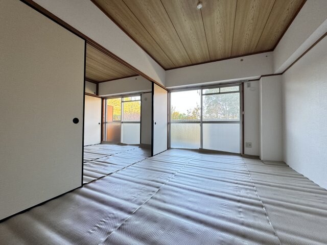 物件内観写真12　(畳が焼けないように養生してあります。)